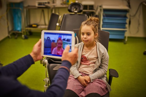 Maatbril meet het gezicht van Noa op met de mobiele biometrische 3D-scan in het Maasstad Ziekenhuis