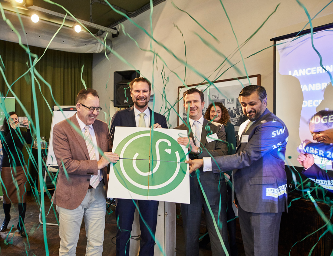 Foto: alle aandeelhouders van Swanbridge lanceren het fonds door het maken van een puzzel. Wethouder Maarten Struijvenberg, tweede van links. 