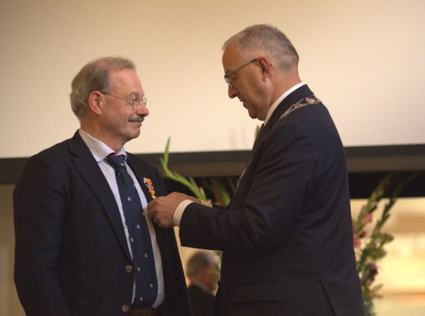 Uitreiking koninklijke onderscheiding aan oogarts De Faber op 1 juli 2022 door Burgemeester Aboutaleb