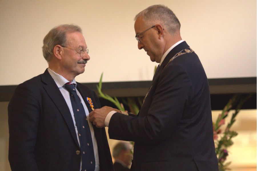 Uitreiking koninklijke onderscheiding aan oogarts De Faber op 1 juli 2022 door Burgemeester Aboutaleb