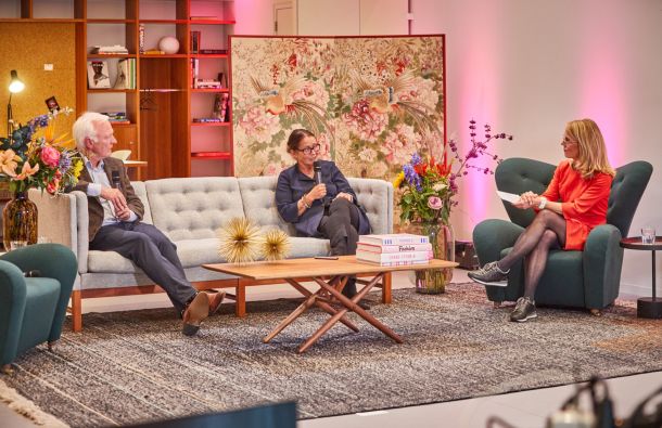 Groep van mensen die deelnemen aan een hybride event, on- & offline